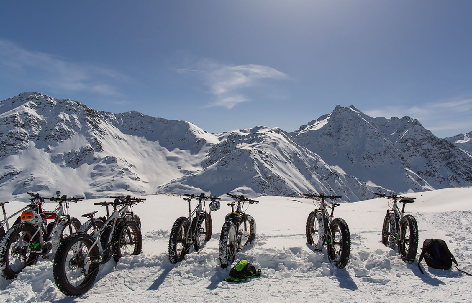 Mountain bike parcheggiate nella neve