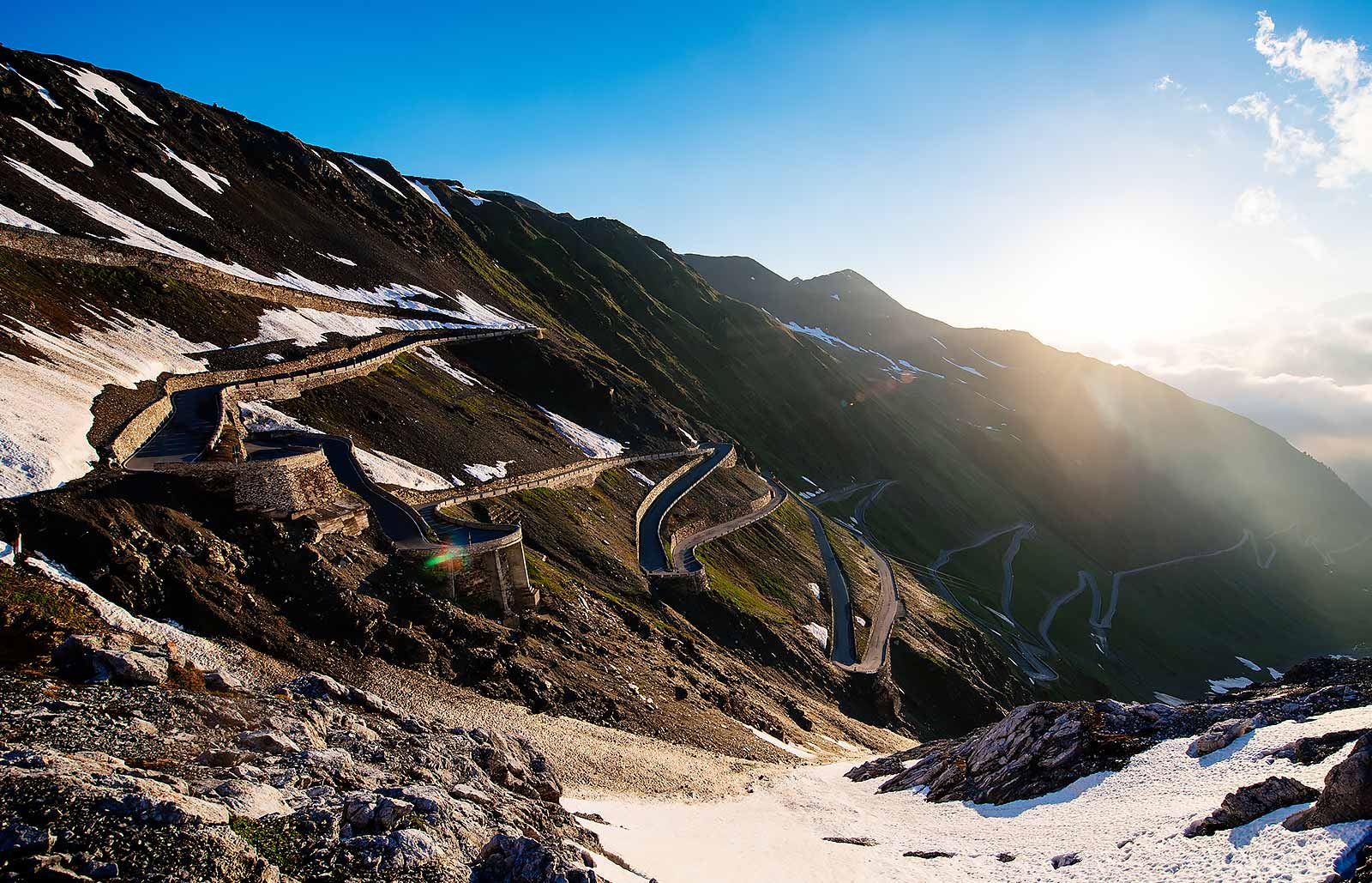 Le serpentine dello Stelvio con della neve