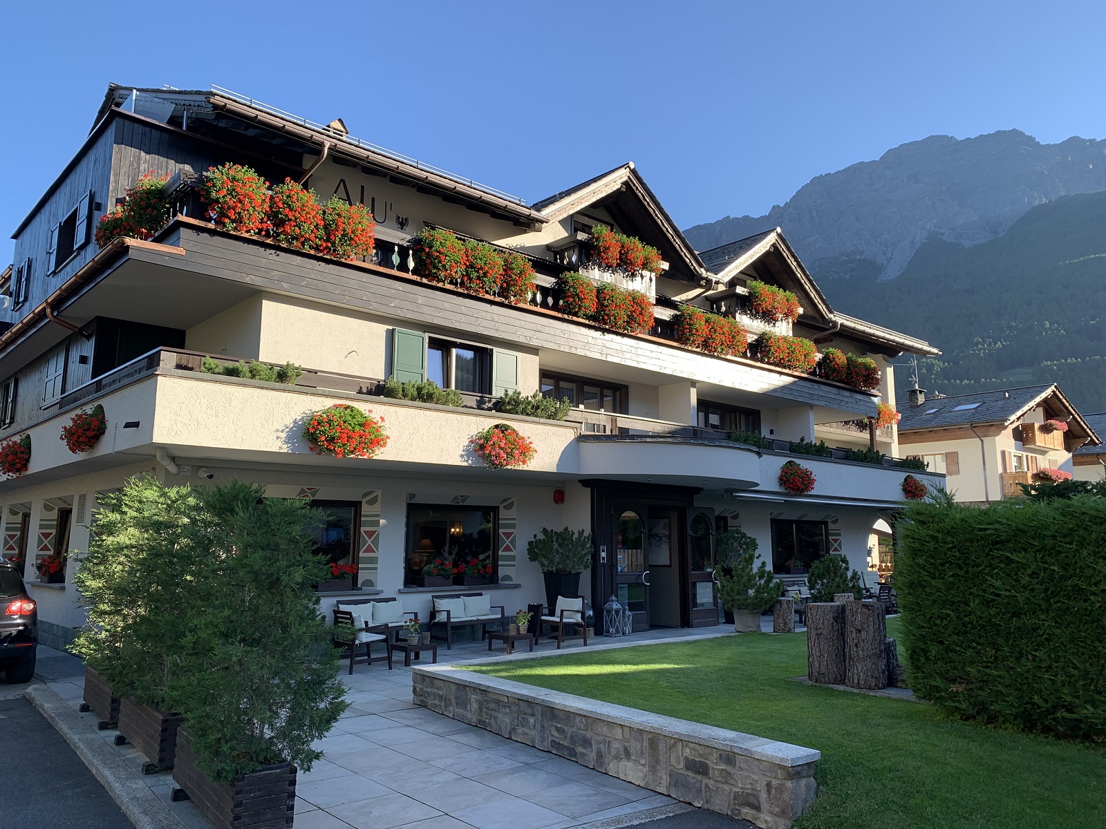 Un letto matrimoniale in una stanza dell'Hotel Alù a Bormio